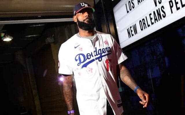 レイカーズのレブロン・ジェームズがドジャース17番ユニで会場入り…桜柄の特別モデル