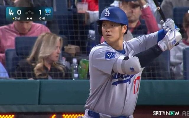 大谷翔平、盟友をチラリ？センターフライはエンゼルス時代の元同僚がキャッチ 懐かしの長髪姿にファンも「お！お久しぶり」「仲良しだったよね」