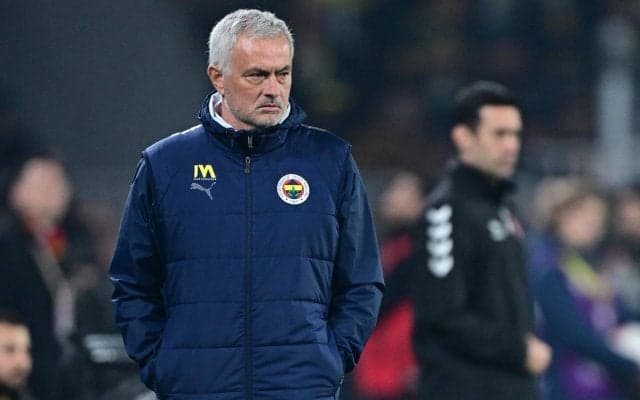 相手監督の鼻をつまむ奇行のモウリーニョ監督、クラブ内では解任要求の声も…当人には5〜10試合の出場停止処分か