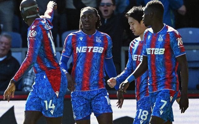 退場誘発の鎌田大地が三笘薫との日本人対決制す！　合計3人の退場者出たM23ダービーはパレスに軍配【プレミアリーグ】