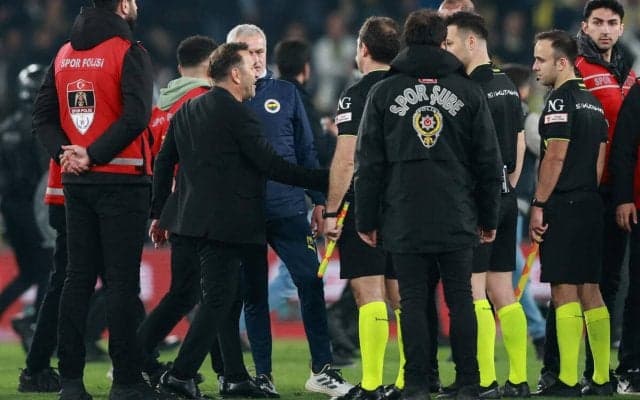 相手監督の鼻をつまむ奇行のモウリーニョ監督に3試合のベンチ入り禁止処分