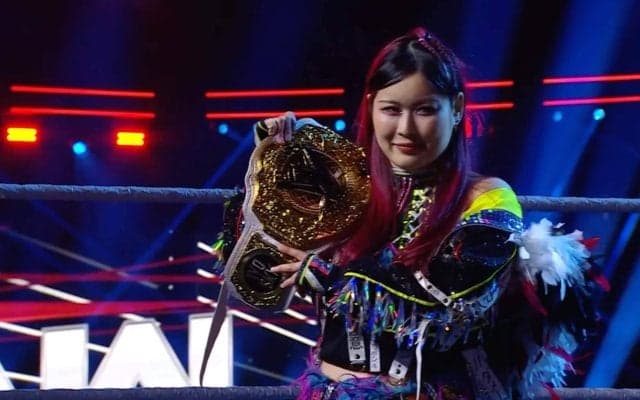 「笑顔がカワイイ」人気日本人女子レスラーの“映えすぎ”私服写真が反響…欧州ツアーのオフで魅せたド派手ファッションにファン興奮