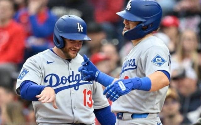 ドジャースで大流行！ 大谷翔平のドヤ顔CMポーズに米放送局も脚光「選手たちみんなが真剣に真似をしている」