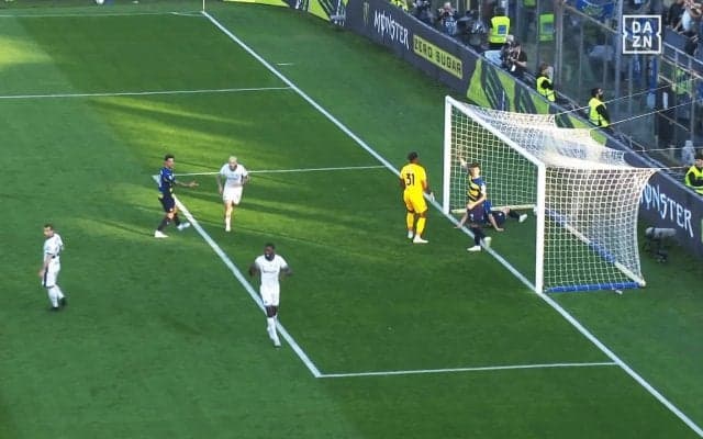 嘘だろ…？ 鈴木彩艶、“突然変異ループ”で驚愕失点「可哀想…」「トリッキーすぎて無理」インテルFWのレジェンド父は“珍ゴール”に不満顔「怒ってるw」