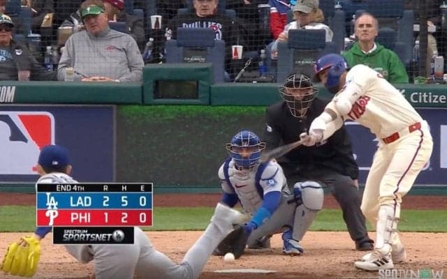 何が起きた…！？ 佐々木朗希の落ち球が「消えた」 打者がワンバンボールを空振り… 球場騒然「怪奇フォーク」「ナイアガラや」