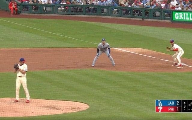 なんだこれは…？ 大谷翔平、“想定外の動き”「信じられんw」相手バッテリーを揺さぶる“脅威のリード”「デカすぎる」「圧かけすぎ」