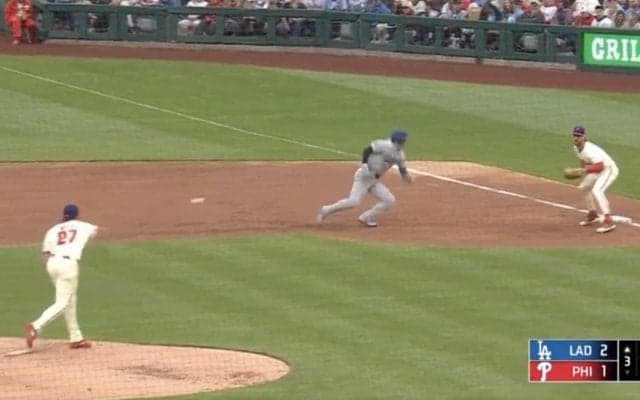 大谷翔平、イライラ走塁で“投手が急変”「リードでかっ！」 2度の牽制で警戒→突如制球が乱れる「リードオフマンすぎる」