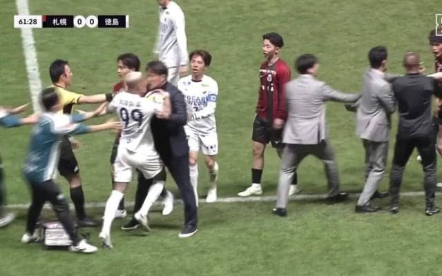 一触即発！岩政監督が相手選手と怒りの超至近フェイスオフ！「止めに入ったかと思ったら最前線で戦い始めた」自チーム選手へのラフプレーに激怒して乱闘寸前「当然キレるよな」「完全に12番目の選手」