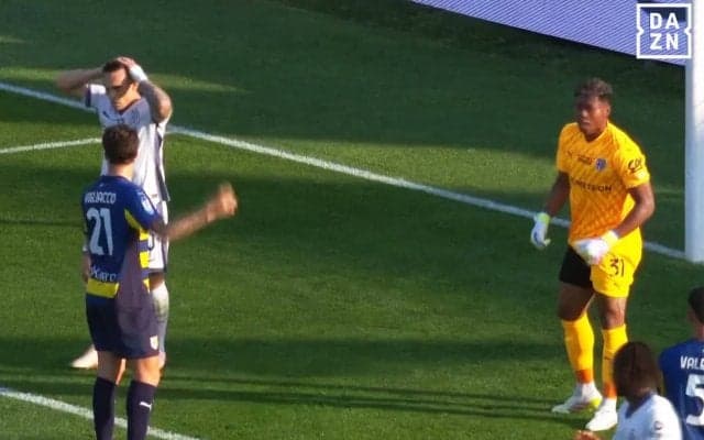 「スズキの奇跡！」鈴木彩艶の“超反応の神セーブ”を現地メディアが大絶賛「猫のような反射神経」「決定的だ」至近距離ディフレクト弾を防ぐ→インテル10番も唖然