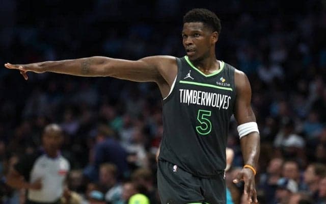 エドワーズとビーズリーが仲間入り…NBAで1シーズンに300本以上の3Pを沈めた選手たち