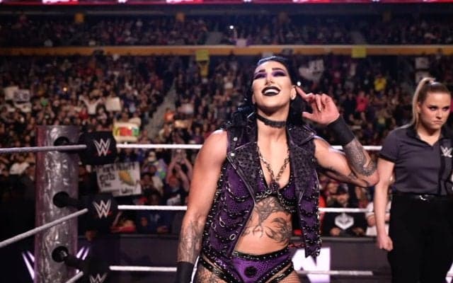 “最狂”美女レスラーの「大胆すぎる」プライベート写真が反響…パートナーのお尻を“わしづかみ”赤裸々スキンシップを告白