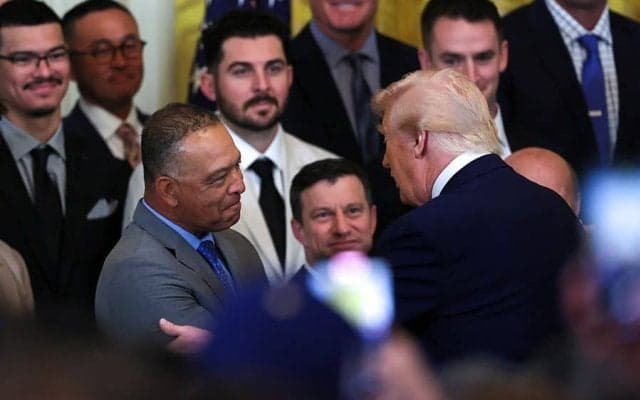 トランプ大統領、“因縁”ロバーツ監督を祝福　冗談交え手腕評価「ジョージでもクビにはならなかった」