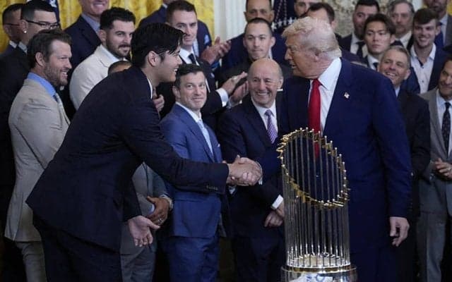 大谷翔平、トランプ大統領と握手し笑顔　「彼はムービースターみたいだ」…ホワイトハウス表敬訪問