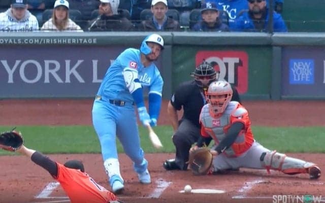 恐ろしい軌道… オリオールズ菅野智之に打者が“崩れ落ちる”「えげつない」 ベース直前で急落→ワンバンの落ち球で“空振り三振”「落ち幅すごい」