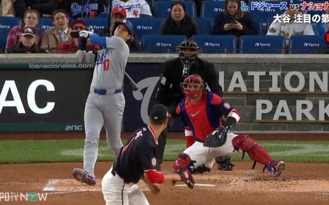 「これを見に来た」大谷翔平の4試合ぶり待望アーチでバックネット裏の少年も“確信バンザイ”…敵地スタジアムが歓声に揺れた瞬間