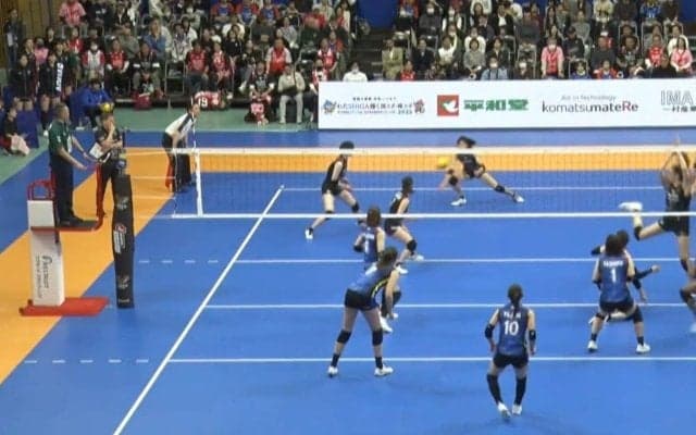 女子バレー、アクシデントに“1ミリも”動じない「美しい所作」 弾丸スパイクがレシーブを弾いて審判を直撃も…微動だにせず
