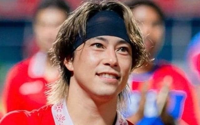 ｢バリバリ現役で夢追いかけてます｣プロサッカー佐野渓、『仮面ライダー鎧武／ガイム』イケメン俳優の双子兄と“お揃い金髪姿”で誕生日報告