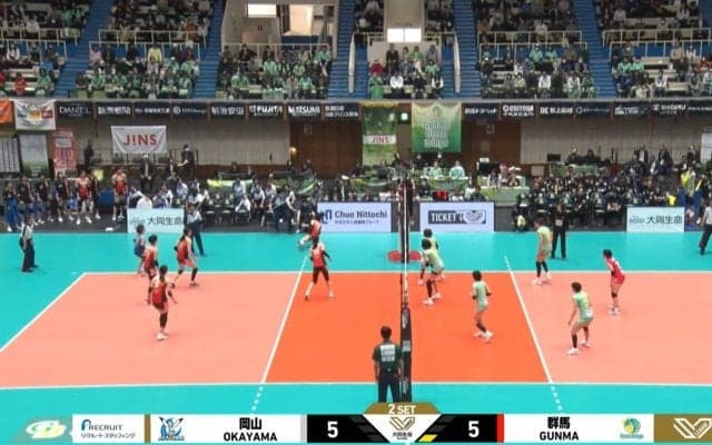 危ない、そこは看板…女子バレー、司令塔を守ったコーチの行動 美しい“ベンチワーク”