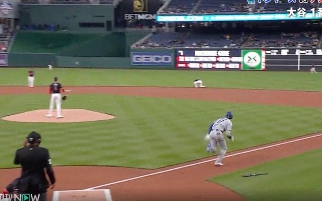 何が起きた？ 大谷翔平、爆速強襲ヒットで“想定外のハプニング”「危険すぎ」 相手野手のグラブを弾き飛ばす「二塁手は無事か？」