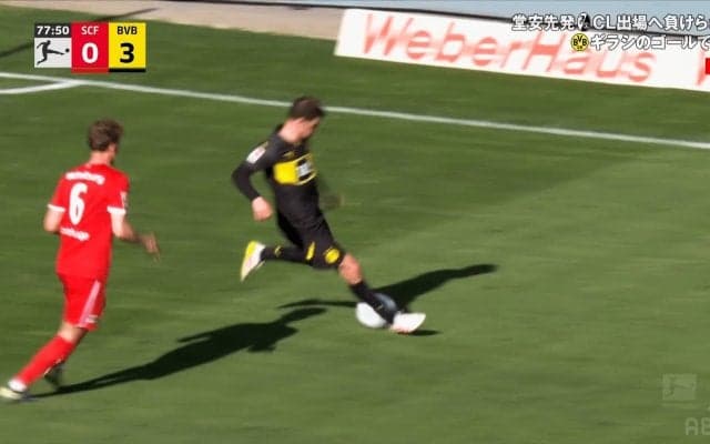 キレキレ妙技！“超絶クライフターン”にファン大興奮「グロスの切り返し独特だよな」「うますぎ」「得意のキックフェイント炸裂」三笘薫元チームメイトが魅せた瞬間