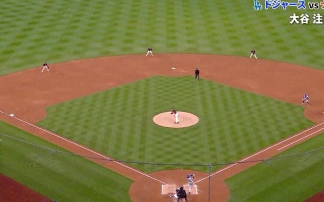 どうした…！？ 大谷翔平、弾丸アーチで“まさかの珍光景”「何で？w」「面白すぎる」外野手が謎のジャンプ→ブルペン動かない