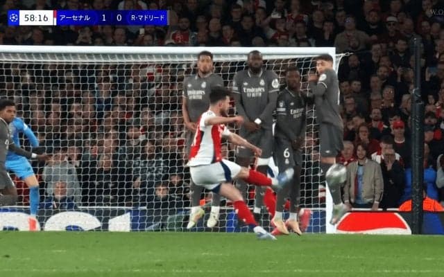 驚愕！ アーセナルMFの“ブーメランFK弾”にSNS騒然「曲がり方が凄すぎる」「メッシの右バージョン」「なんだありゃ」ライスが最強GK唖然のゴラッソを叩き込んだ瞬間