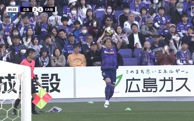 SNS沸騰！“ほぼ一直線”に飛ぶ鋭利な“30m級超高速ロングスロー”に衝撃「軌道やばいって」「まるでCK」「ロングスローは完全に戦術として確立した」