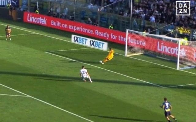 そこ通すか！？ 鈴木彩艶の“冷静すぎるスーパーパス”に現地メディア大絶賛「スズキから速攻が生まれた」「プレッシャー時も前に出れる」「足でスキル発揮」