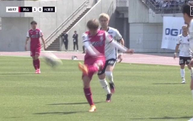 「今節のベストゴール！」「とんでもないシュート」胸トラップからダイレクトで振り抜く30m級ドライブボレーシュート炸裂の瞬間！3連続ゴール取り消し後の正真正銘“キャプ翼級ゴラッソ”