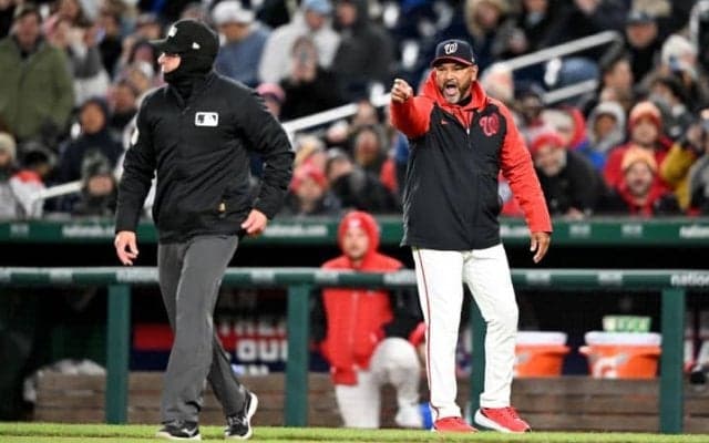 “故意落球”だったのか！？ 判定にナショナルズ監督が激怒　審判に抗議しスタンドからはブーイングで騒然