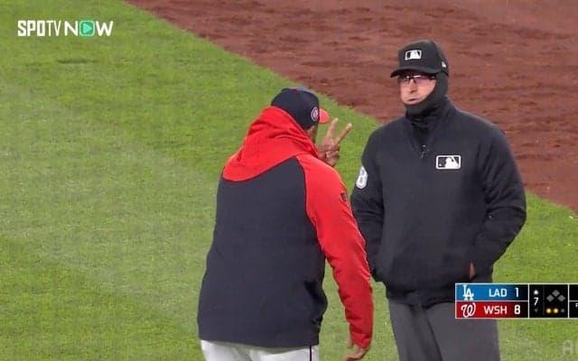 ドジャース戦で怒号飛び交う “故意落球”判定巡り敵軍監督が激昂…球場騒然の一部始終