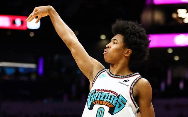 グリズリーズの新人、ジェイレン・ウェルズがコートに落下…左手首骨折も意識は取り戻す