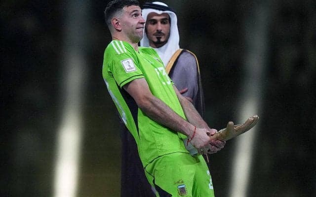 挑発的な服装でパリ入りのアルゼンチン代表GK、荒れ模様想定のなかで指揮官エメリとアストン・ビラ同僚が見解語る