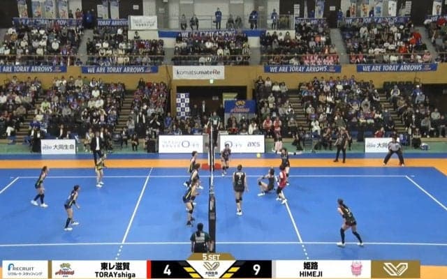 姿勢が美しい… 女子バレー、スーパールーキーが魅せた“片膝トス” 背筋ピーンでポイントを呼び込む