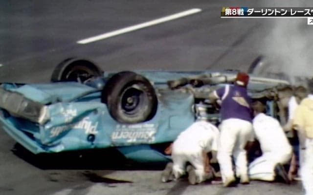 まさにカーズの世界！レース中継に映った歴史に残るアクシデントに反響「プリムスですね」解説者も言及