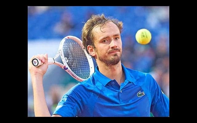  メドベージェフ 激闘制し16強 