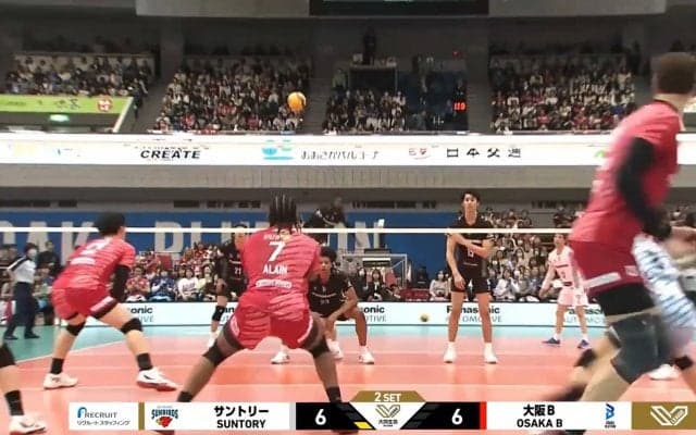 男子バレー、曲がりすぎるサーブに会場どよめき レシーバーの反応速度もすごい！ ハイレベルの攻防