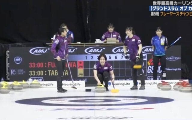 「こんなの初めて」カーリング、ロコ・ソラーレの一戦で“珍光景” 試合開始直後に起きたシュールな出来事に選手も苦笑い