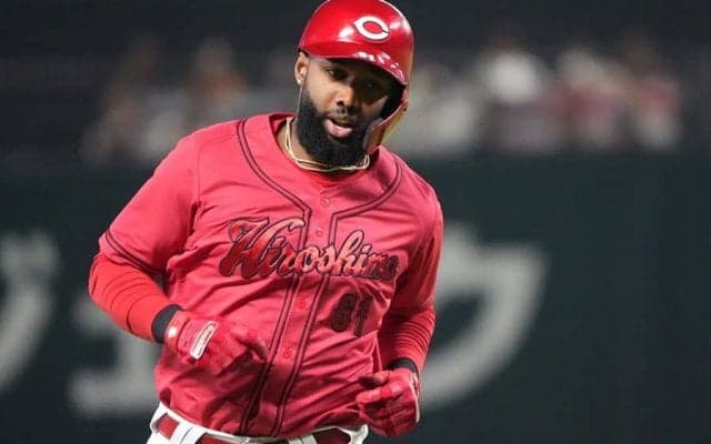 広島新助っ人は「当たりやな」　激ムズ打球に一直線…超絶好守が「最高だよ」