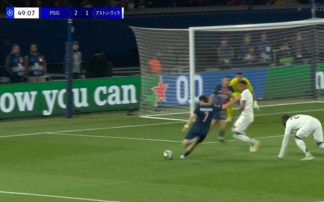 スタジアム騒然のスーパーゴラッソ！「バケモン」「何が起きたかわからん」PSGの新アタッカーが3人翻弄の圧巻フェイント→とんでもない切り返しからニア上ズドン！