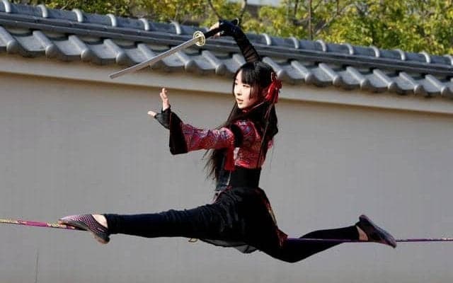 パルクールパフォーマーが跳ぶ、登る忍者ショー　京都・太秦映画村