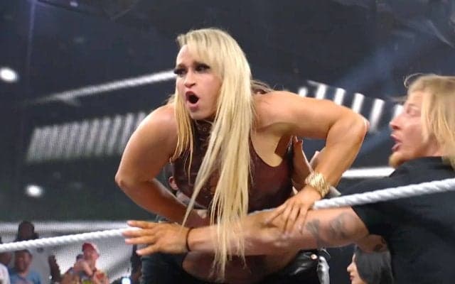 “超筋肉”女子レスラーがブチギレ！ 屈強な男たちを次々と投げ飛ばす衝撃映像…強すぎて浮上した“疑惑”にブラックジョークで解答