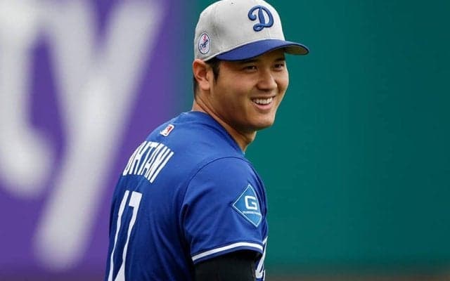 大谷翔平“白Tコーデ”で球場入り　オフにはデコピンと戯れ…貴重な1枚をMLB公式が公開