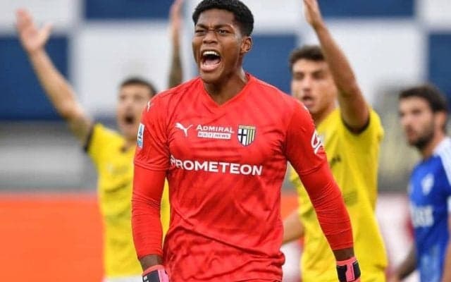 成長著しい鈴木彩艶にマンUが熱視線！ 現守護神の“守乱”に耐えかね、74億超えの高額オファー準備「浦和時代から強い関心」