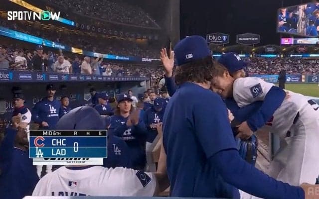 愛が強すぎる？ロバーツ監督、好投・山本由伸への熱烈ハグが話題「そりゃ抱きしめちゃうよね」「パパじゃん…」