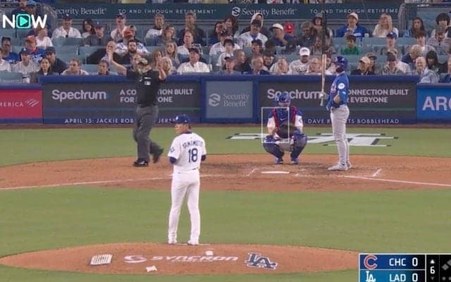 一体、何が起きた…！？ 山本由伸、投球直前に“まさかの珍光景”「なんやあれ」「どういう状況w」審判が突如プレー中断→グラウンドにビーチボール