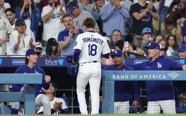 山本由伸を“最前列”で迎えた人物　誇らしげな表情、日本人感涙「自慢の息子（笑）」