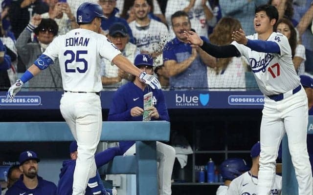 同僚が“大谷ポーズ”を「おねだりしてる」　ベンチからの合図が反響「やるよな？」