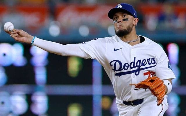 野手登板のロハス、“朗希モノマネ”で被弾　そっくり山本＆カーショーも…ド軍ベンチ爆笑