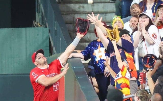 トラウト、ボール奪ったファンに“神対応”　試合後にプレゼント「謝ってくれたから」